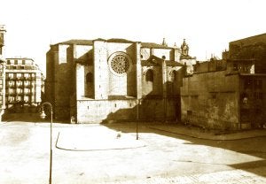 Panorámica de la parroquia de San Vicente frente a la plaza de Zuloaga./