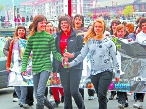 Korrika. Zumaiako gazteak Korrikan. Gazteak kezka eta kontzientzia, baina neketsua zaie hori praktikara eramatea. ::
ROMATET/