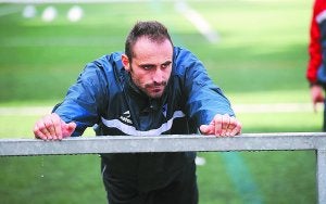Estreno. Javi Gómez realizó ayer su primer entrenamiento como jugador del Eibar. ::
FÉLIX MORQUECHO/