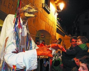 'Ostegunzuri'. Trapujale encarna el Carnaval lezoarra. ::
ARIZMENDI/