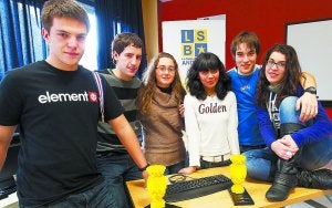 Aitor Carrera, Ion Iraola, Irati Rivas, Itziar Jauregi y Micalea Brandan y el profesor Iñigo Amenabar. ::
UNANUE/