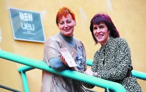 Markeskua. Lore Erriondo y Mari Karmen Menika presentaron ayer la oferta de cursos de primavera en la UEU. ::
FÉLIX MORQUECHO/