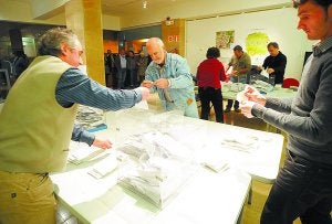 Recuento de los votos en una de las mesas instaladas en la casa de cultura. ::
PEDRO MARTÍNEZ/