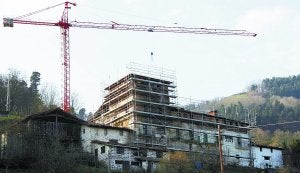 La torre se encuentra rodeada de una estructura metálica para su reconstrucción. ::
MARÍN/