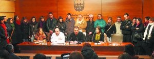 En primer término, sentados, los responsables del departamento de Infancia de la Diputación. Detrás, monitores de la red foral de atención a menores extranjeros. :: AYGÜÉS/