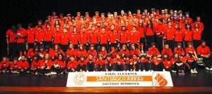 Foto de familia. Los representantes de las tres secciones con las que cuenta la Sociedad Deportiva Santiagotarrak subieron al estrado del Centro Cultural Amaia. :: F. DE LA HERA/