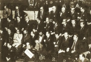 Gernika. Parlamentarios en los escaños de la Casa de Juntas, en la sesión constitutiva. :: DV/