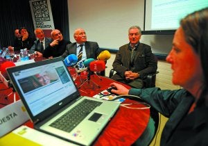 Demostración. Arantza Cuesta da unas explicaciones, con Martínez de Luna a su lado. ::
IOSU ONANDIA/