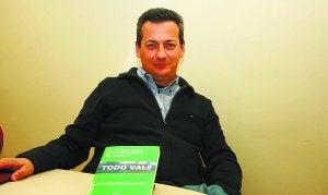Autor. El escritor y médico mondragonés Juan Ignacio Montiano acaba de publicar su sexta novela con el título 'Todo vale'. ::
OLIDEN/