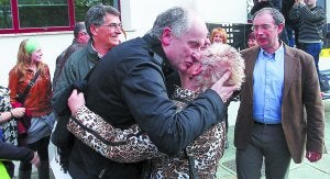 Recibimiento. Martxelo Otamendi, abrazado por una allegada, en presencia de Joan Mari Torrealdai e Iñaki Uria, en el parque Martin Ugalde de Andoain. :: MIKEL FRAILE/