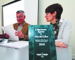 Bibliófilos. El concejal Fernando San Martín y la técnico de la Biblioteca Pati González. ::
F. DE LA HERA/