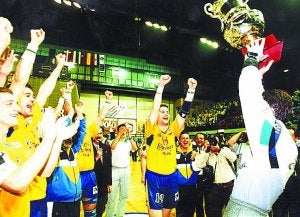 Histórico. Svensson levantó la copa de Europa en Zagreb. ::
LUSA/