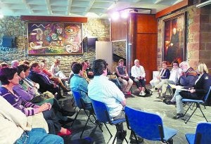 Aurkezpenean lagun ugari elkartu ziren liburutegian. ::
EGARRIZ/