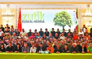Cierre de filas. Los alrededor de 175 dirigentes de la izquierda abertzale durante la lectura del manifiesto en Pamplona en apoyo a las vías políticas. ::
LUIS AZANZA/