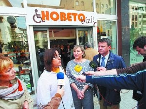 Estreno. Cruzado, Álvarez, Iriarte y Santano ante la nueva tienda, subvencionada por K-biziak. ::
F. DE LA HERA/