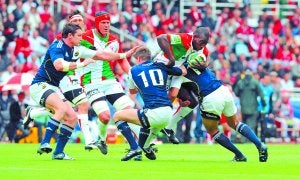 Portento. El ala de Zimbawe nacionalizado estadounidense Takudzwa Ngwenya es placado por Ronan O'Gara, con el diez a la espalda. :: FOTOS JOSÉ MARI LÓPEZ/
