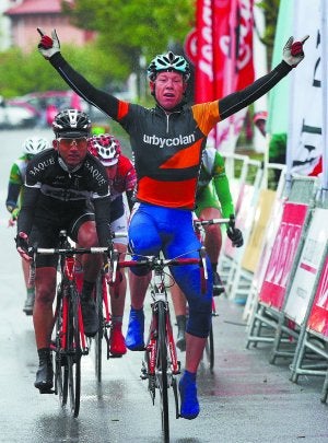 Dominador. Shilov fue el primero en atacar y ganó en la meta de Hendaia. :: LUSA/