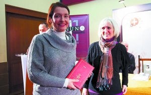 Irati Jimenez Maixabel Arrieta ondoan duela atzoko ekitaldian. ::
MICHELENA/