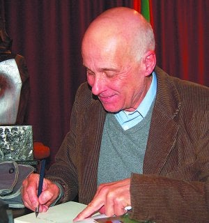 Manuel Vázquez firmó ejemplares de su obra. ::
SUDUPE/