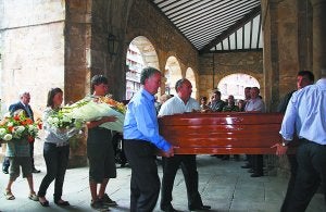Entrada a la iglesia. Varios de sus hijos portaron el féretro hasta el interior de la parroquia. ::
LIMIA/