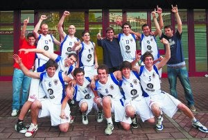 Jugones. El Cafés Aitona ha logrado su exitoso ascenso a la EBA con jugadores de casa. :: MICHELENA/