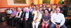 Irun se entregó. Fue impresionante la respuesta que el pueblo de Irun ofreció en el momento del homenaje tributado a Agustín Ugarte. ::
FERNANDO DE LA HERA/