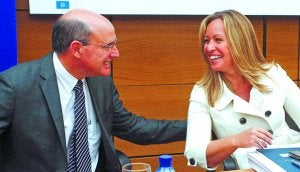 Rafael Bengoa conversa con la ministra Trinidad Jiménez. ::
EFE/