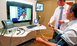 Telemedicina. Médicos prueban un sistema de atención a distancia en un centro hospitalario catalán. :: JULIÁN MARTÍN/EFE/