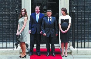 Los matrimonios Cameron y Sarkozy posan a las puertas del número 10 de Downing Street. ::
AFP/