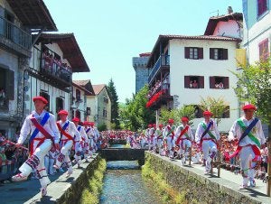 Los ezpatadantzaris bailan el Zubigainekoa, sobre los pretiles del río Onin. :: A.D.C./