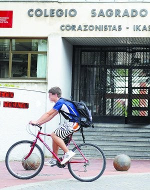 Exterior del colegio donde se produjo el acoso. :: IGOR AIZPURU/