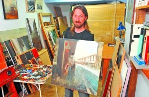 Juan, con uno de sus cuadros oxidados y urbanos en su taller del barrio de Egia, no lejos de La Taberna. ::
JOSE MARI LOPEZ/