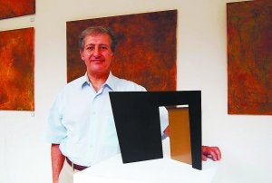 Iñaki Ruiz de Eguino con sus obras en el Claustro del Monasterio de Urdazubi. ::
A.D.C./