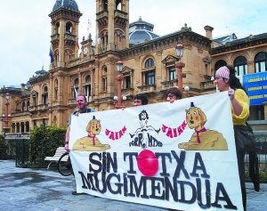 Un grupo de egiatarras protesta frente al ayuntamiento. ::
E. V./