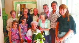 Prudencia Ancisar, rodeada de familiares, recibió la visita de Kerejeta y Peláez. :: DE LA HERA/