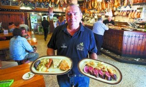 Platos más elaborados. Juan Pedrera, encargado de Casa Vallés, tiene dos hijas celiacas e impulsa que haya menús adaptados . :: USOZ/