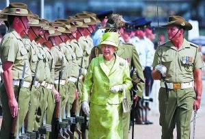 Isabel II pasa revista a las tropas australianas durante una reciente visita a Sidney. ::
AFP/