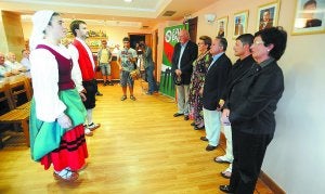 Aurresku. Idoiaga, Gartzia e Iturbe junto a la viuda de Galdos y el hijo de Celaya ante sus fotografías y los dantzaris. :: MORQUECHO/