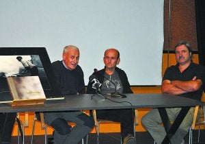 Pello Joxe Aranburu, Xabier Artola eta Koldobika Jauregi, atzo Tolosan. ::
NÚÑEZ/