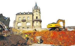 En obras. El centro, terminado para finales de 2011, se ubicará junto a las torres de Arbide, con las que comunicará de forma subterránea. ::
JOSÉ MARI LÓPEZ/
