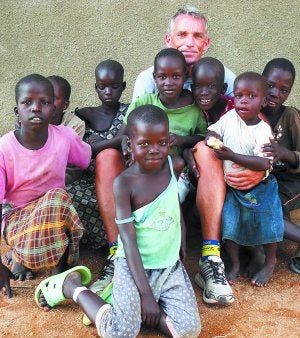 Javier Colomo, rodeado de niños de la escuela para discapacidades auditivas de Kitgum, en Uganda./