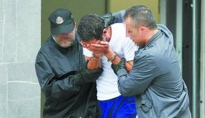El rostro cubierto. El arrestado por la muerte de la niña de Zarautz declaró en los juzgados de Azpeitia durante cuatro horas. :: MICHELENA/