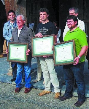 Tres primeros clasificados del Concurso de Sidras de la Diputación./