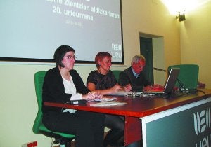Karmele Artetxe, primera en la imagen, dirigirá la UEU/