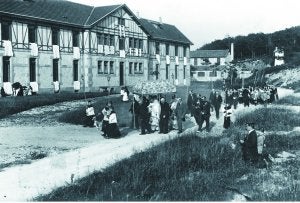 Procesión del Corpus ante las primeras instalaciones de la Residencia Zorroaga. ::
KUTXA FOTOTEKA/