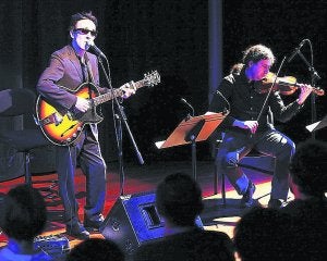 Rafa Berrio, anoche, con el violinista Imanol Solores. :: NAGORE IRAOLA/