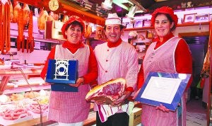 Ana Iparragirre, Patxi Larrañaga y su hija Naroa muestran el premio logrado con su carne gallega. ::
TXEMA/