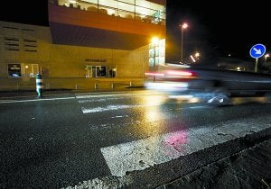 Un lector llama la atención sobre la escasa visibilidad de este paso de peatones en Ficoba./