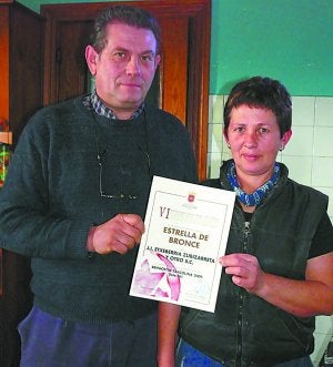 Iñaki y Rosa Mª muestran el diploma acreditativo. ::
PARRA/
