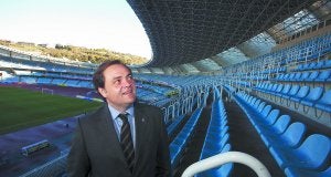 Proyecto vivo. Jokin Aperribay observa la tribuna principal de Anoeta, cuyo plan de remodelación sigue adelante. :: MICHELENA/